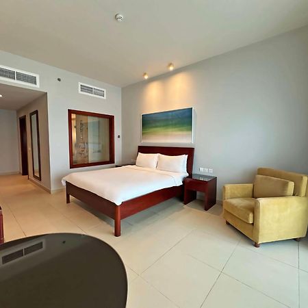 Radisson Blu Resort, Al Fujayrah Exterior foto A bedroom at the hotel