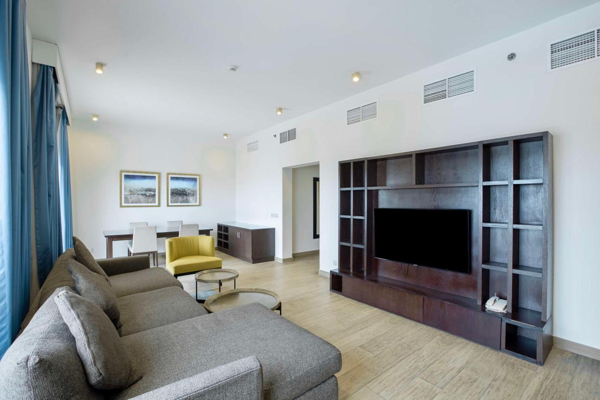 Radisson Blu Resort, Al Fujayrah Exterior foto A living room in a suite at the Ritz-Carlton, DIFC