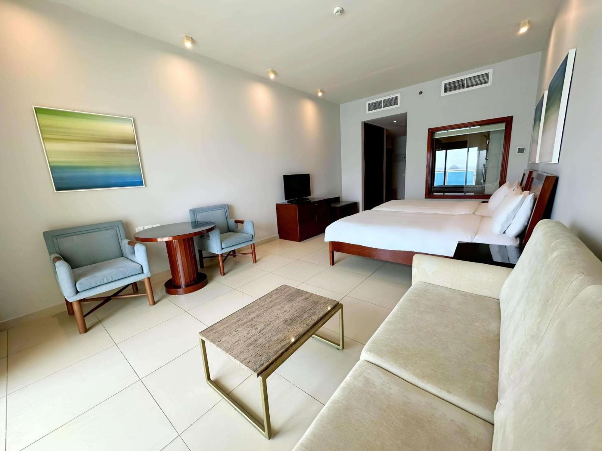 Radisson Blu Resort, Al Fujayrah Exterior foto A room at the hotel
